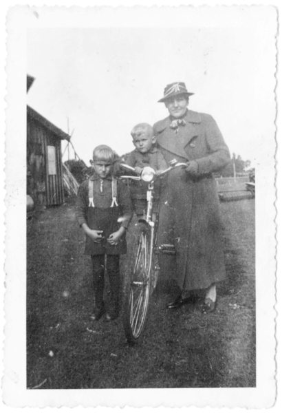 Hohenberge, Marta Sreball mit Sohn Herbert und Martin Margies aus Karkeln