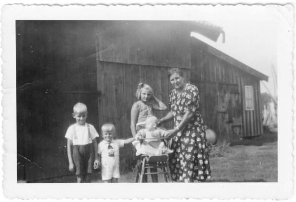 Hohenberge, Marta Sreball mit Kindern und Nichte und Neffe