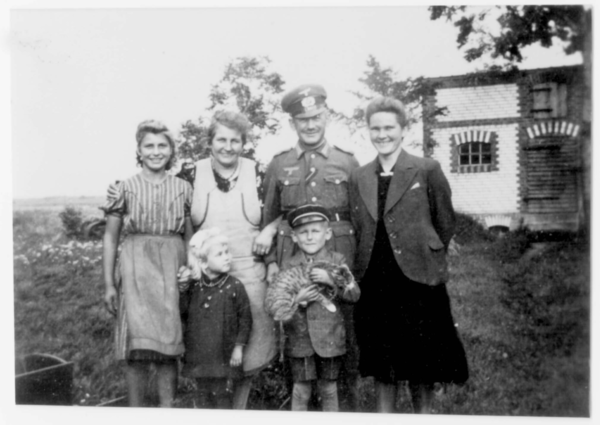 Hohenberge, Familie Sreball und Nachbarinnen