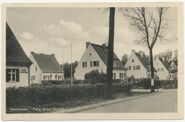 Neuhausen-Tiergarten, Ecke Schloßallee, links die Kreissparkasse