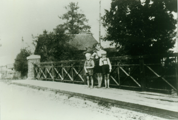 Wolfsdorf, Hebewerk, vorne Chausseestraße mit Brücke über Schalteik