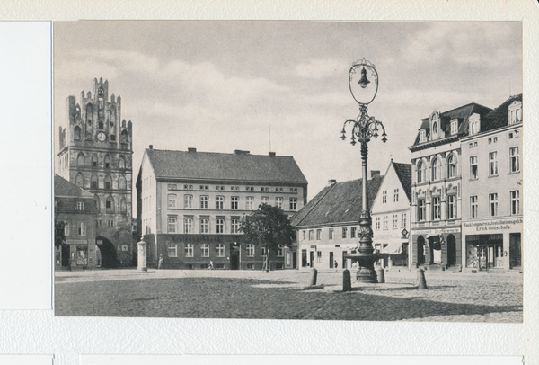 Bartenstein, Ostpr., Marktplatz mit Heilsberger Tor