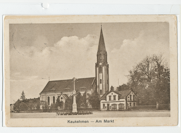 Kaukehmen, Kirche und davor Feuerwehrgerätehaus