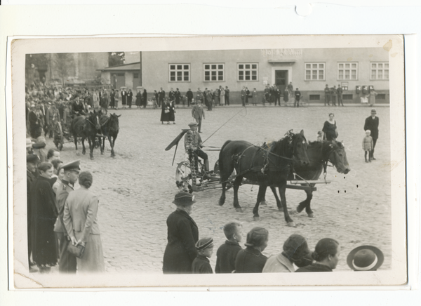 Kaukehmen, Umzug am Erntedankfest auf dem Marktplatz mit Blick auf das Postamt