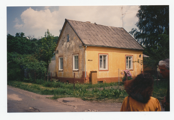 Metgethen, Horst-Wessel-Weg 27, Haus Korneffel, vom Ende des Birkenweges gesehen über die Bahn, erstes Haus rechts