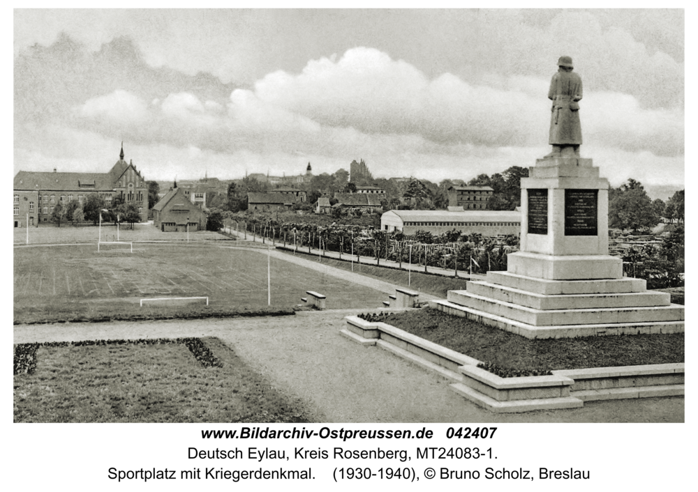 Deutsch Eylau, Sportplatz mit Kriegerdenkmal