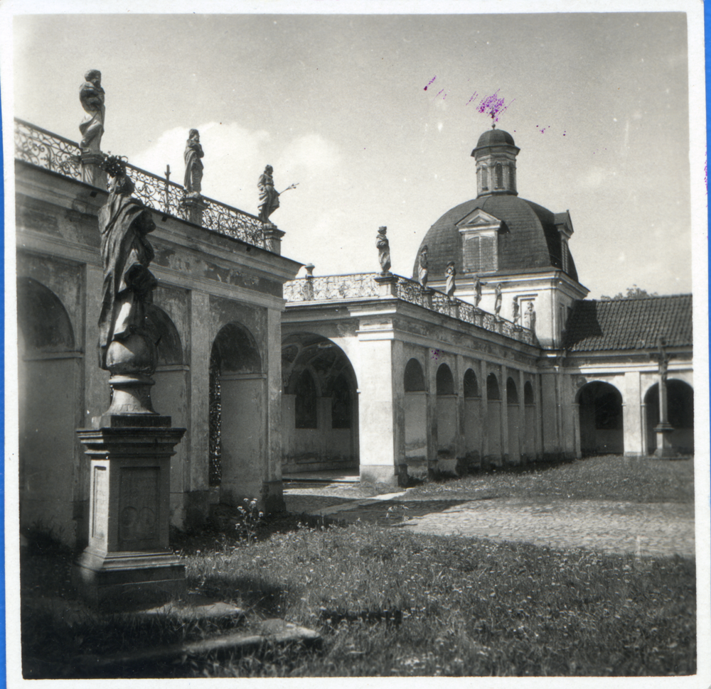 Heiligelinde, Kirche, Innenhof und Kreuzgang