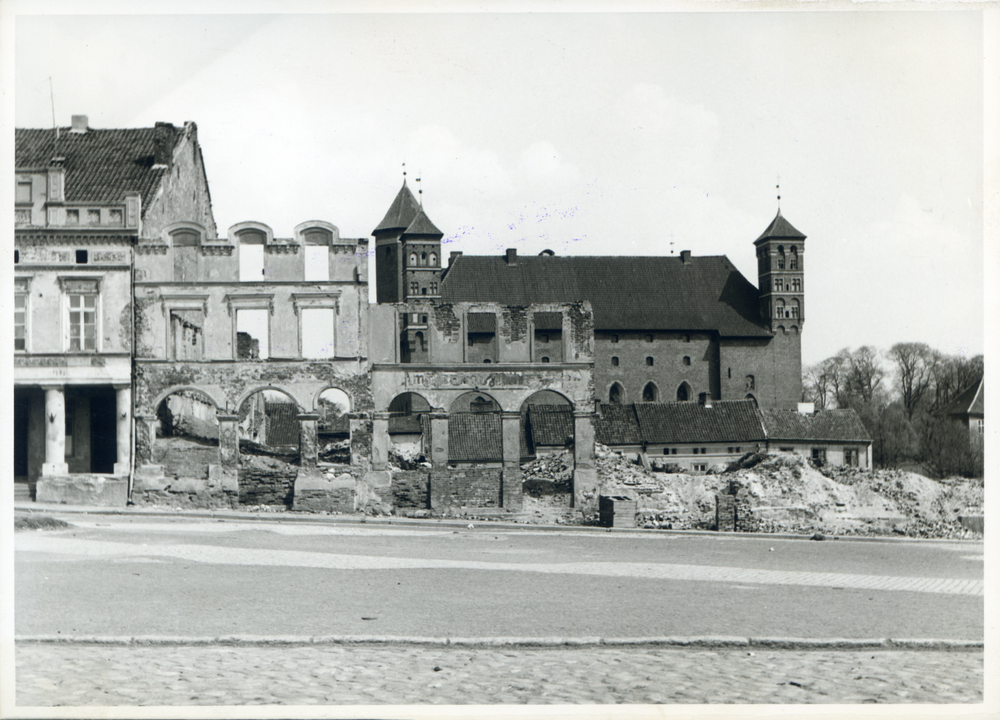 Heilsberg Kr. Heilsberg, Zerstörter Markt, im Hintergrund Schloß