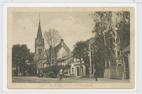 Groß Friedrichsdorf, Dorfstraße mit Kirche