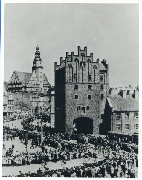 Allenstein, Hohes Tor im Hintergrund das neue Rathaus