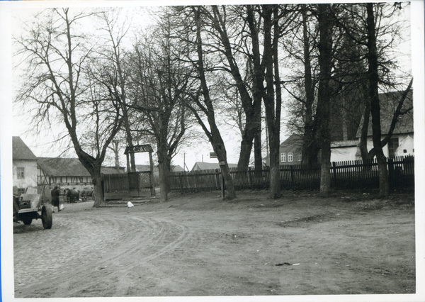 Albrechtsdorf Kr. Preußisch Eylau, Dorfstraße, Rechts die Kirche