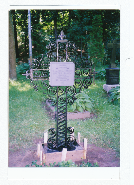 Bittehnen, Kreuz auf dem Friedhof