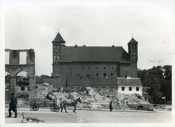 Heilsberg Kr. Heilsberg, Schloss umringt von Ruinen