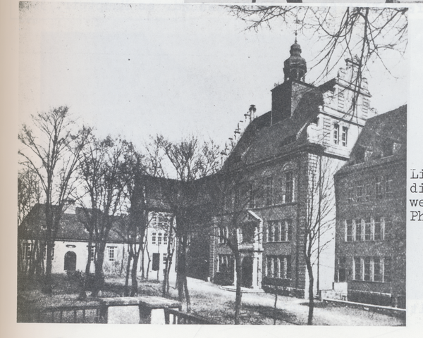 Königsberg, Hufenallee, Hufengymnasium, links im Hintergrund die Turnhalle, daran weitgehend verdeckt der Physik- u. Chemiesaal