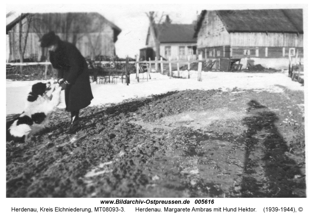 Herdenau. Margarete Ambras mit Hund Hektor