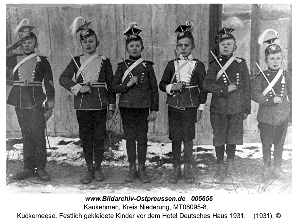 Kuckerneese. Festlich gekleidete Kinder vor dem Hotel Deutsches Haus 1931