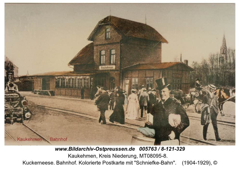 Kuckerneese. Bahnhof. Kolorierte Postkarte mit "Schniefke-Bahn"