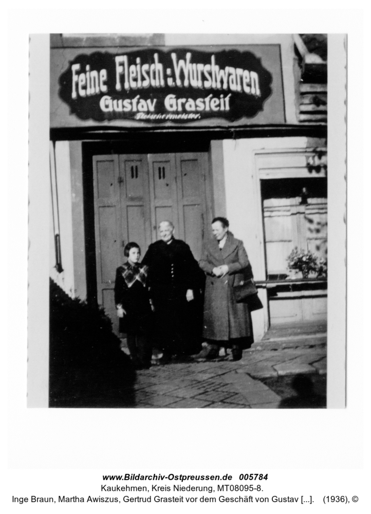 Kaukehmen, Inge Braun, Martha Awiszus, Gertrud Grasteit vor dem Geschäft von Gustav Grasteit. Fleischermeister in der Gartenstraße 4