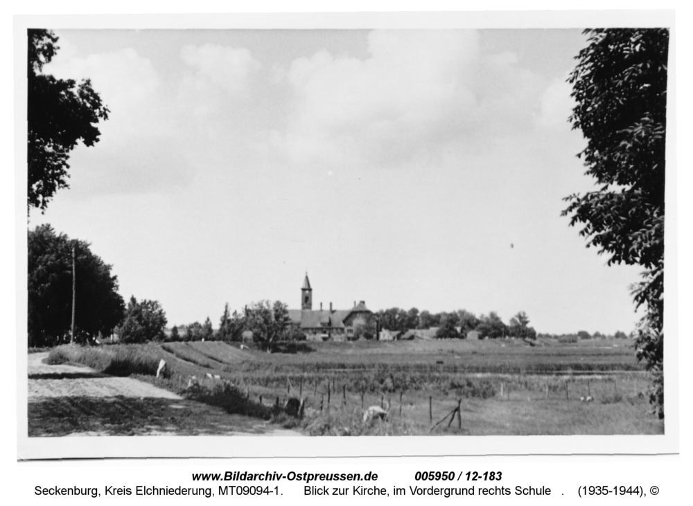 Seckenburg, Blick zur Kirche, im Vordergrund rechts die Schule