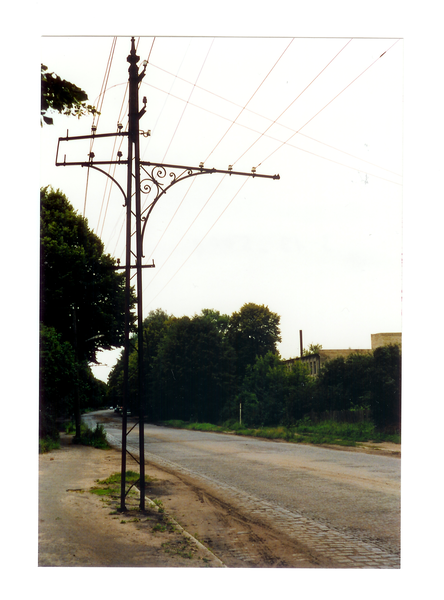 Tilsit, Splitterer Str., Oberleitungsmast der Straßenbahn