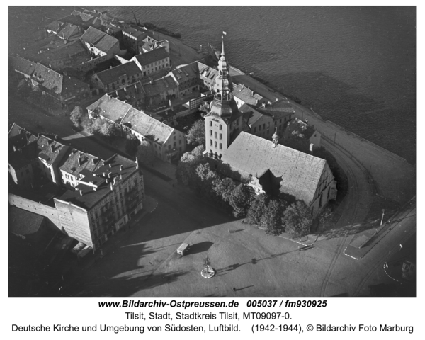 Tilsit, Deutsche Kirche und Umgebung von Südosten, Luftbild