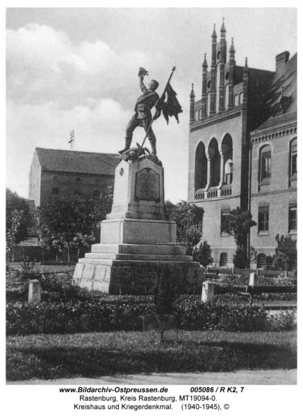 Rastenburg, Logenstraße, Kreishaus und Kriegerdenkmal