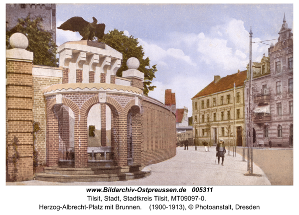 Tilsit, Herzog-Albrecht-Platz mit Brunnen