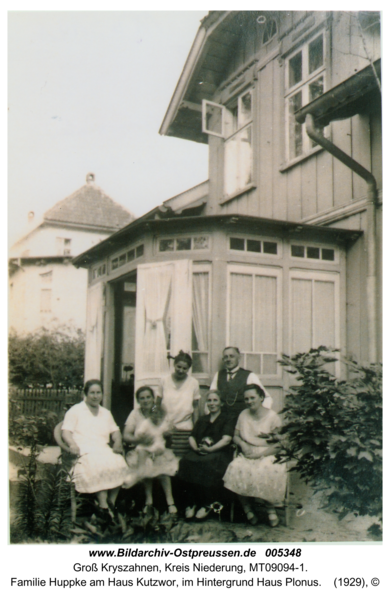 Groß Kryszahnen, Familie Huppke am Haus Kutzwor, im Hintergrund Haus Plonus