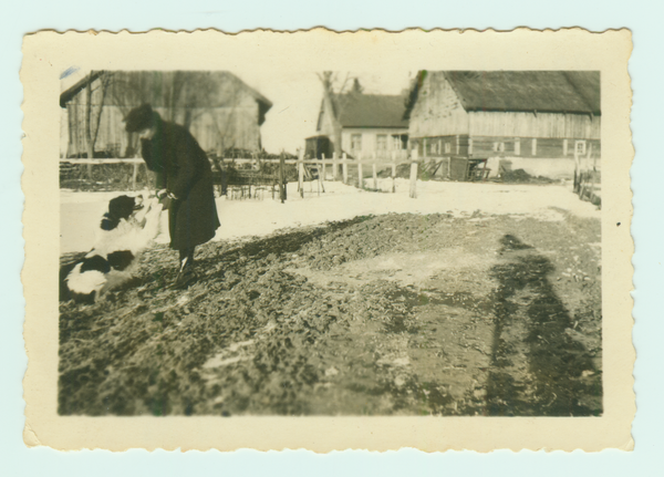 Herdenau. Margarete Ambras mit Hund Hektor