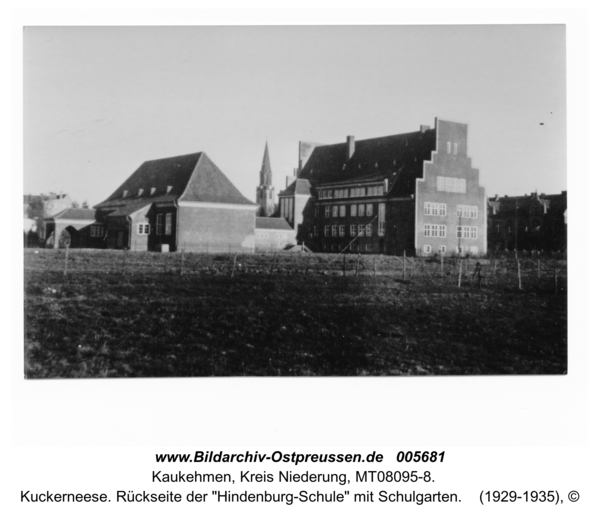 Kuckerneese. Rückseite der "Hindenburg-Schule" mit Schulgarten