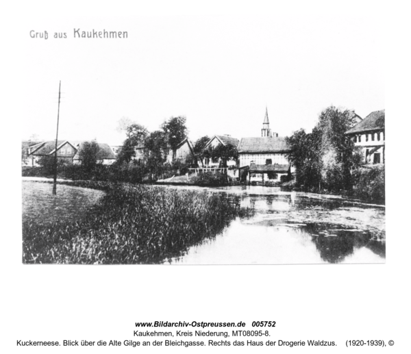 Kuckerneese. Blick über die Alte Gilge an der Bleichgasse. Rechts das Haus der Drogerie Waldzus