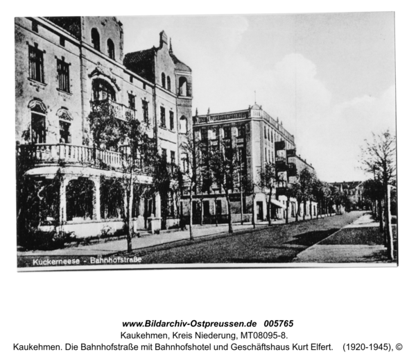 Kaukehmen. Die Bahnhofstraße mit Bahnhofshotel und Geschäftshaus Kurt Elfert