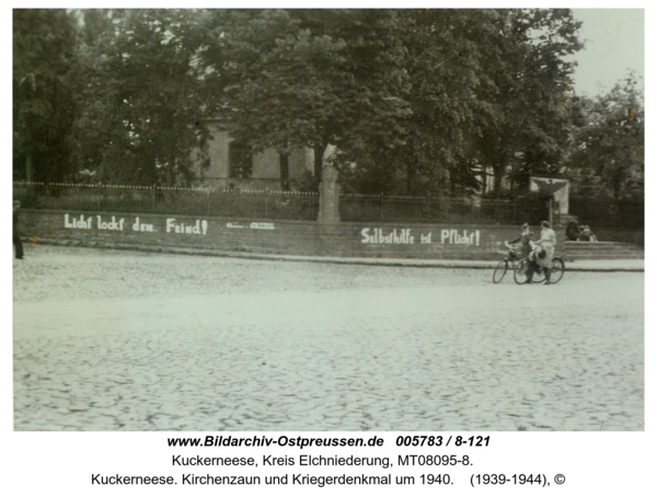 Kuckerneese. Kirchenzaun und Kriegerdenkmal um 1940