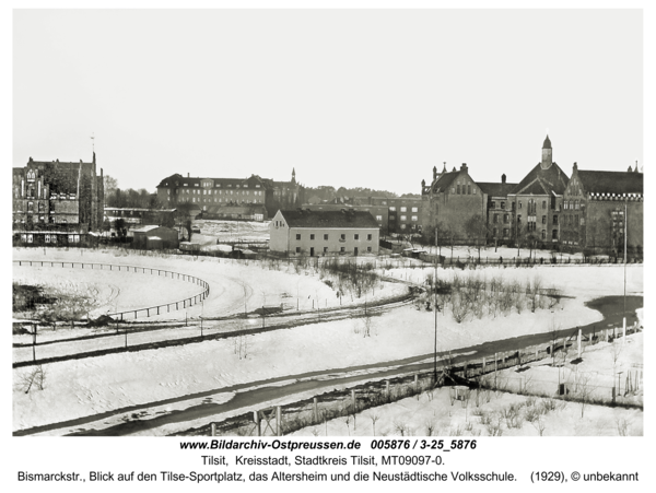 Tilsit, Bismarckstr., Blick auf den Tilse-Sportplatz, das Altersheim und die Neustädtische Volksschule