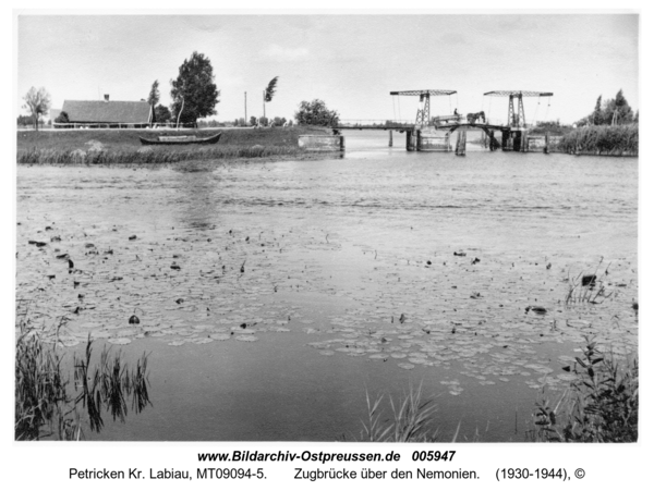 Welmdeich,  Zugbrücke über den Nemonien