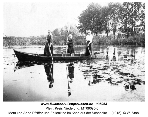 Plein, Meta und Anna Pfeiffer und Ferienkind im Kahn auf der Schnecke