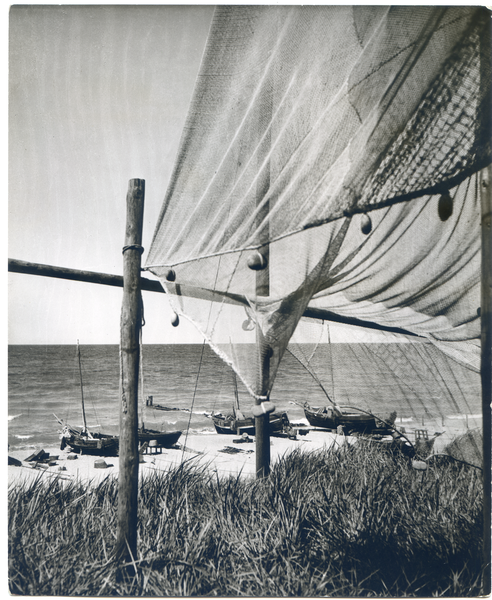 Kurische Nehrung, Trocknende Netze und Boote am Strand