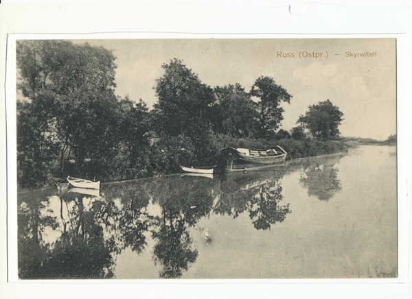 Ruß, Boote im Pokallna-Fluss, links der Ort Ruß, rechts der Ort Skirwietell