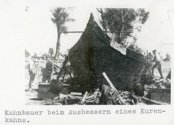 Elchwerder, Kahnbauer beim Ausbessern eines Kurenkahns