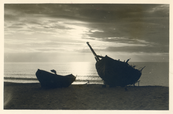 Kurische Nehrung,  Fischerkähne am Ostseestrand