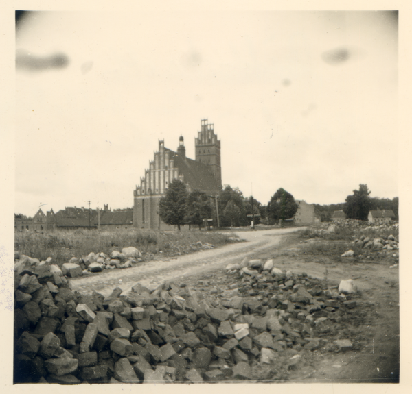 Guttstadt, Blick über den zerstörten Markt auf den Dom