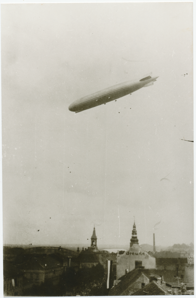 Tilsit, Heimatfest 22.-24.08.1930, Luftschiff "Graf Zeppelin" über der Deutschen Straße