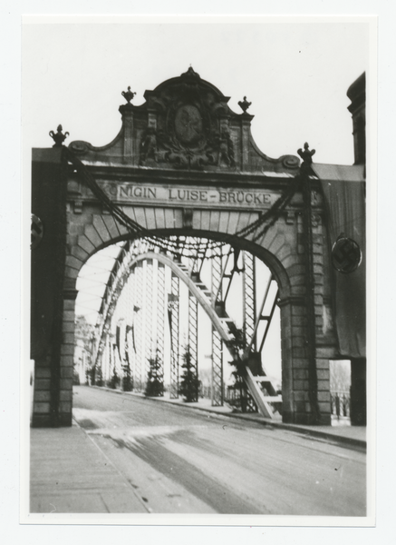 Tilsit, Die geschmückte Luisen-Brücke, Südportal, Wiederanschluss des Memelgebietes