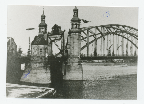 Tilsit, Die geschmückte Luisen-Brücke, Südportal, Wiederanschluss des Memelgebietes