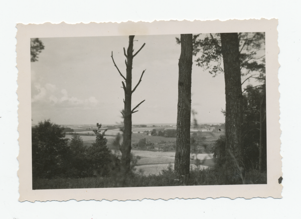 Thalussen, Blick vom Heldenfriedhof auf die Niederung