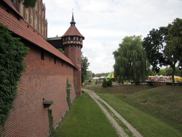Marienburg (Malbork), Blick von der Haupteingangsbrücke, Schutzwall und Aussenmauer