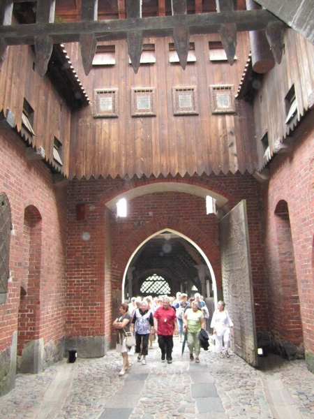Marienburg (Malbork), vor dem großen Gittertor zum Ausgang