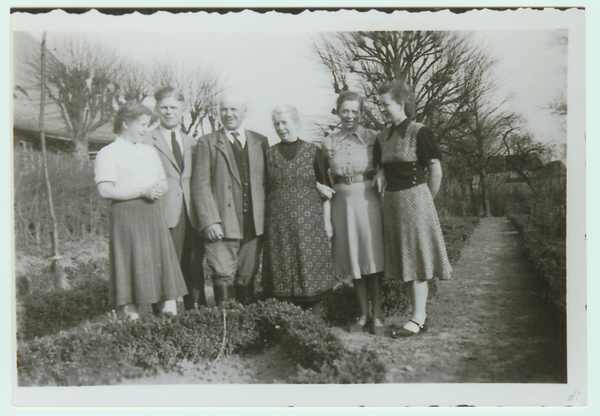 Mulden, OT Schemblonen,Im Garten Hof von Max und Frieda Motzkus an der Aschwöne