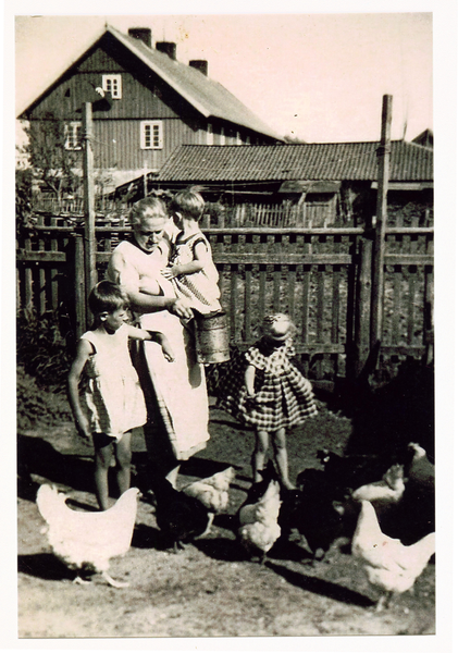Sköpen, Frieda Siemoneit mit den Kindern