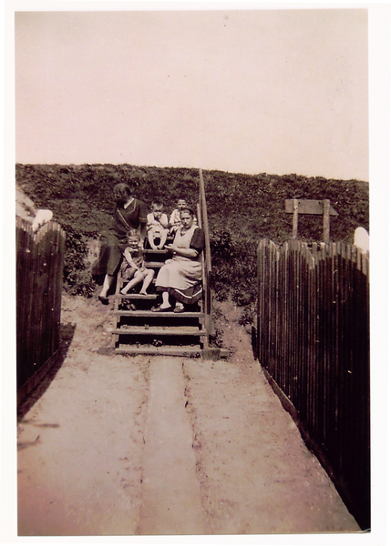 Sköpen, Frieda Siemoneit und Anna Grohmann mit ihren Kindern